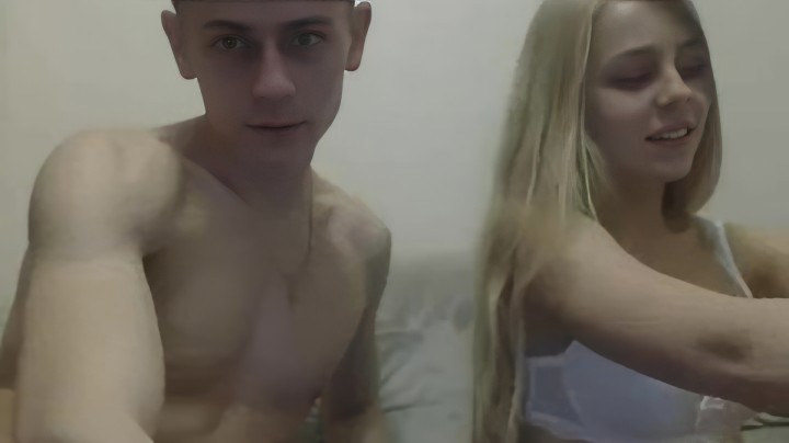 Парень на видео камеру снимает порно от первого лица с молодой девкой